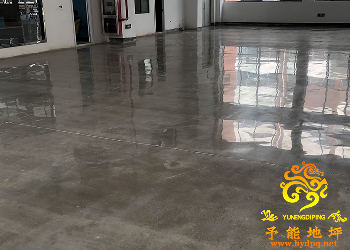 上海環(huán)氧耐磨地坪二次加裝圓盤的機械鏝的作業(yè)